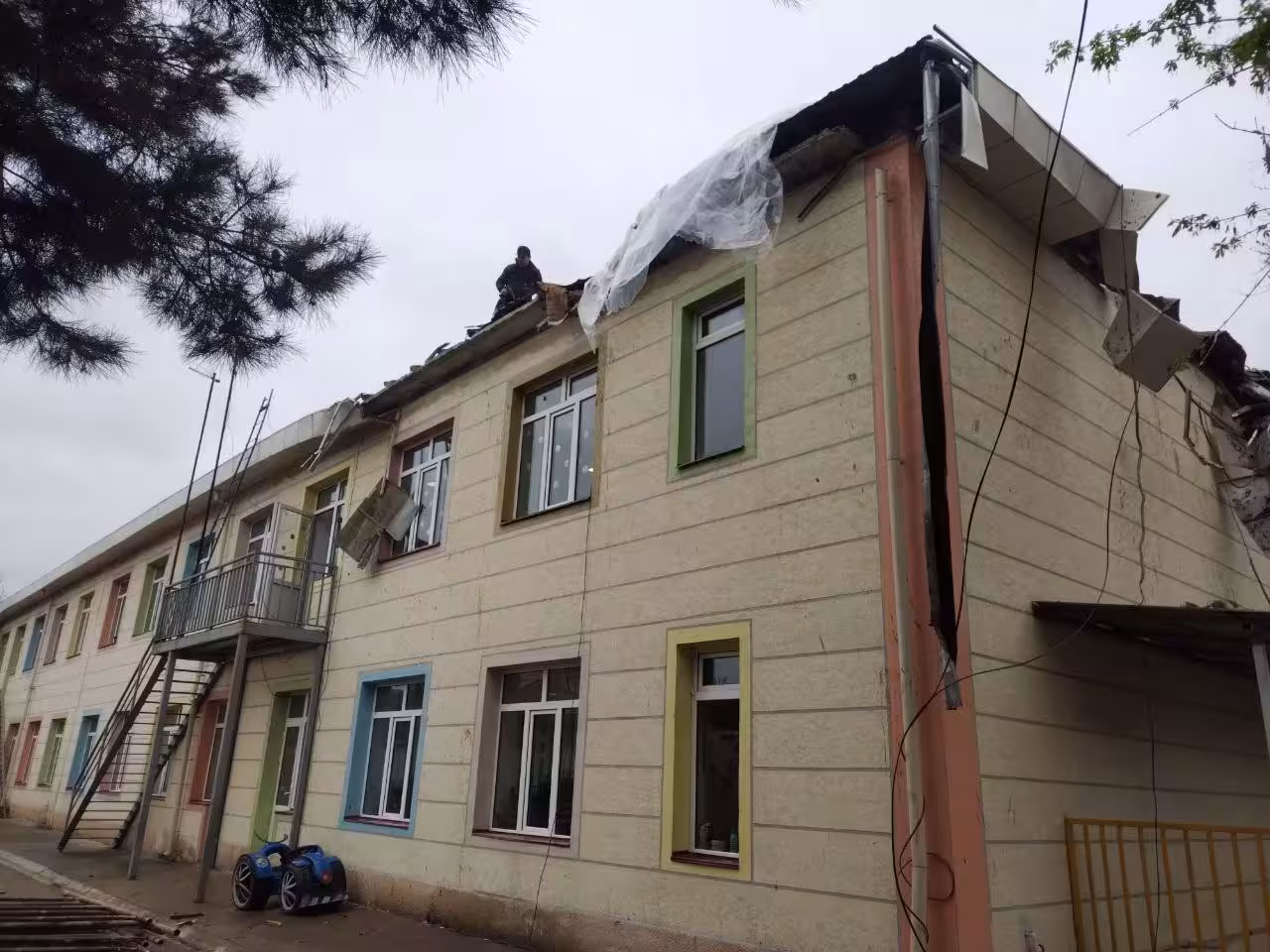 В Янгиюле на крышу детсада упала стрела подъемного крана