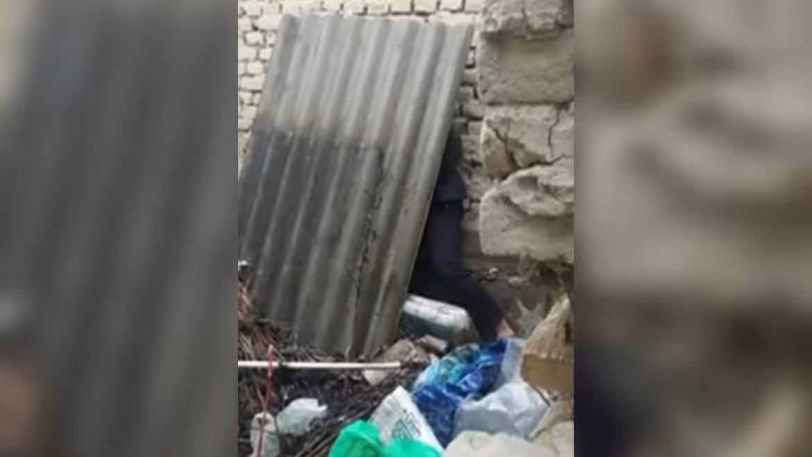 <p><b><strong>Andijonda alimentdan qarzdor ota shifer ortiga yashiringan holda topildi (video)&nbsp;</strong></b></p>