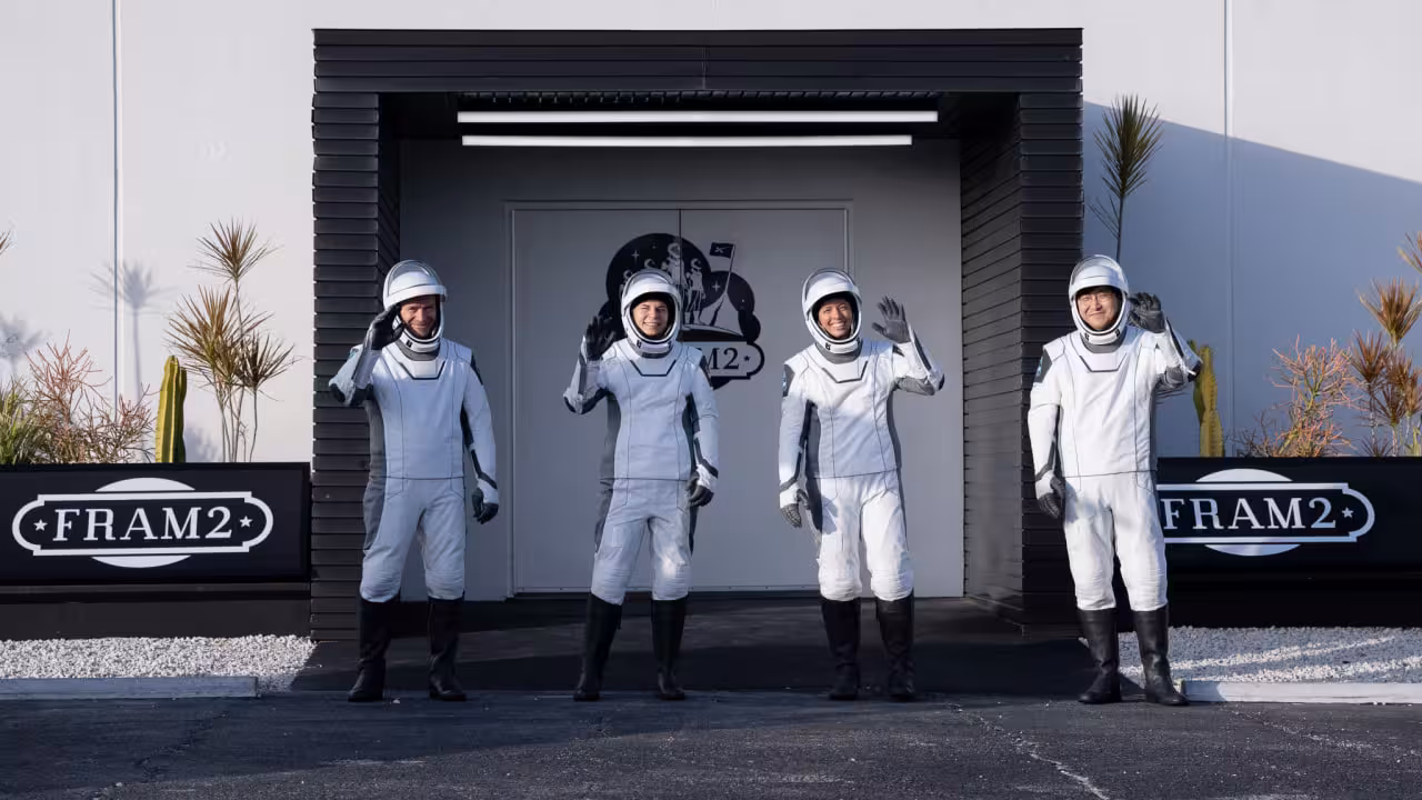 <p><b><strong>SpaceX sayyohlar bo‘lgan kosmik kemani ilk orbital parvozga uchirdi</strong></b></p>