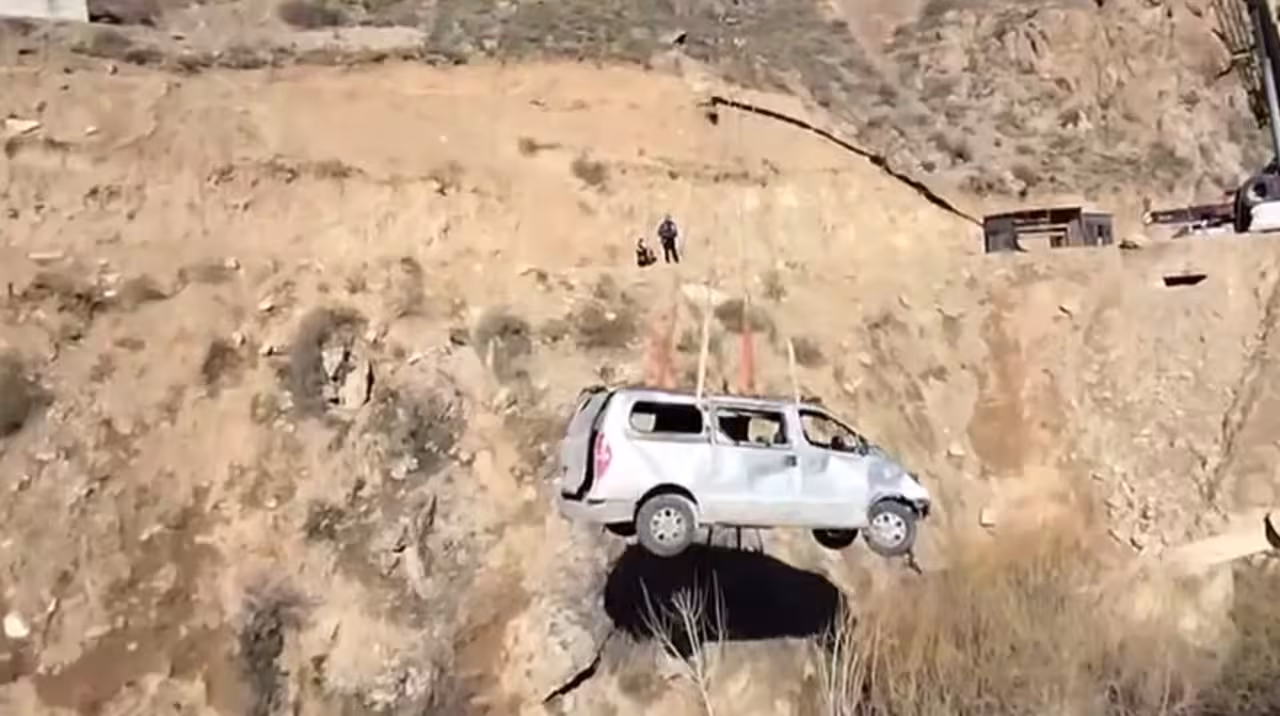 Қамчиқда Honda автомобили пастликка тушиб кетди (видео)