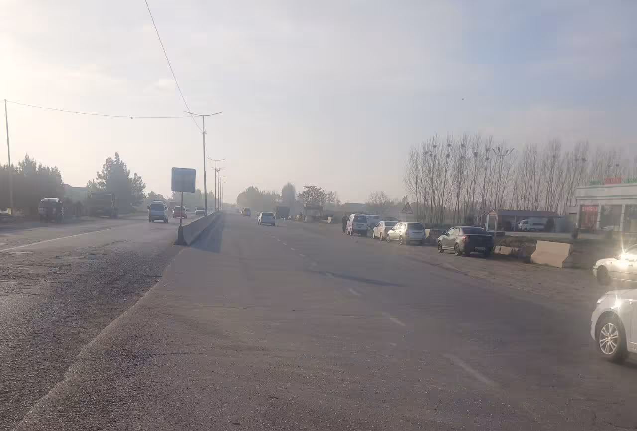 <p><b><strong>Samarqandda avtobus va yuk mashinasi ishtirokida YTH sodir bo&lsquo;ldi</strong></b></p>