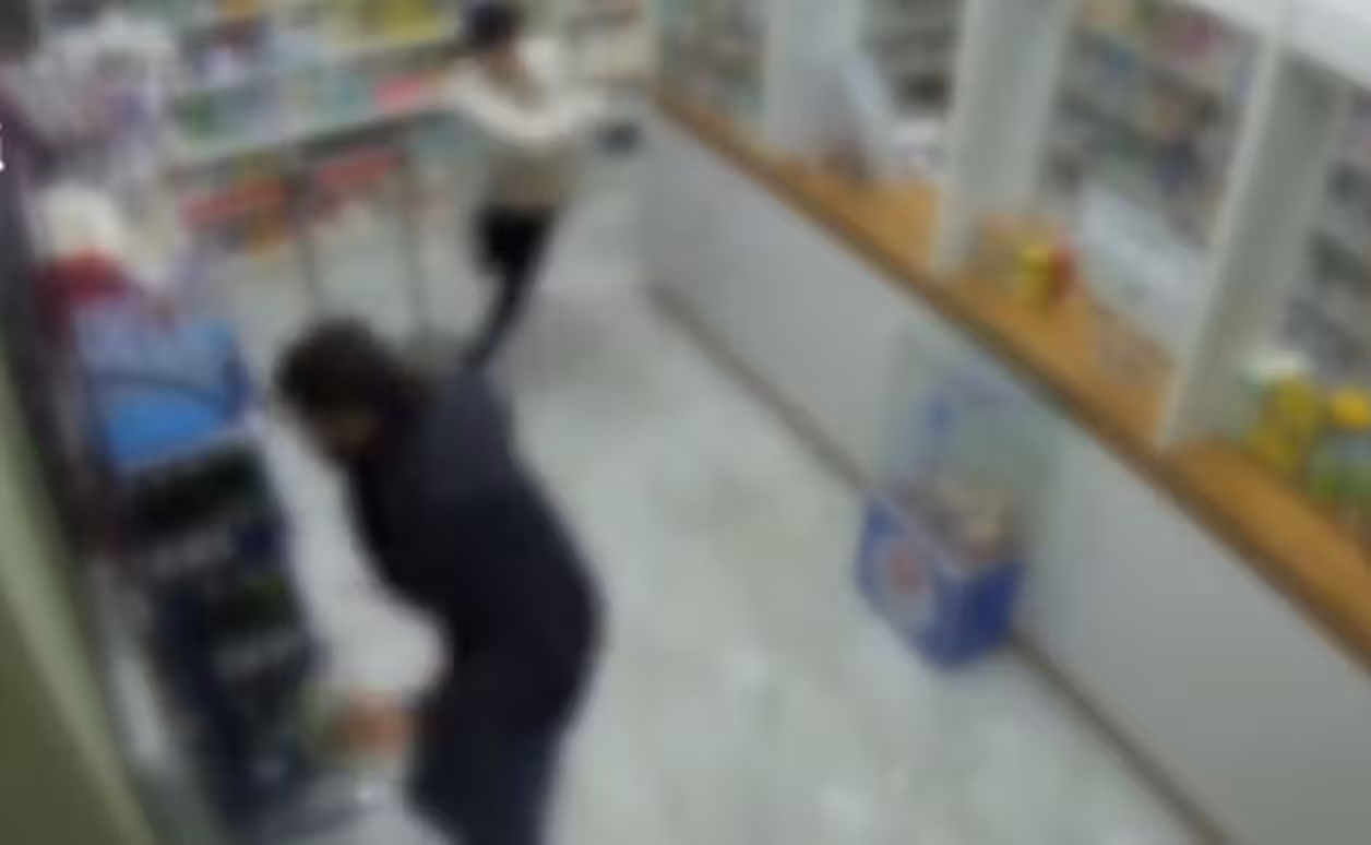 <p><b><strong>Chirchiqda dorixona xodimini o&lsquo;ldirish bilan qo&lsquo;rqitib, pul o&lsquo;g&lsquo;irlagan erkakka sud hukmi o&lsquo;qildi (video)</strong></b></p>