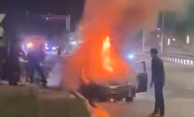 <p><b><strong>Toshkentda beton to&lsquo;siqqa urilgan elektromobil yonib ketdi (video)&nbsp;</strong></b></p>