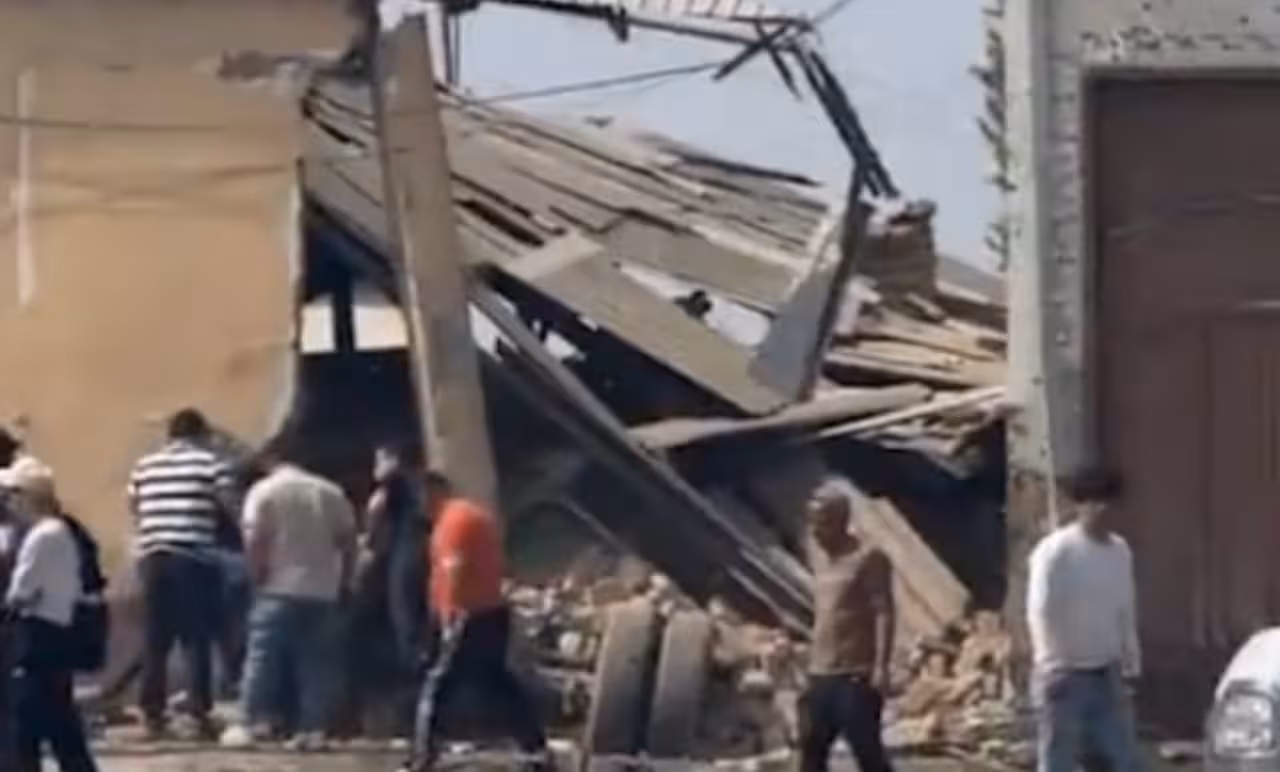 <p><b><strong>Andijonda yuk mashinasi tormozi ishlamay qolib, uyni buzib kirib ketdi (video)</strong></b></p>