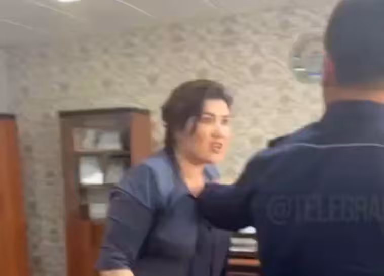 <p><b>Poytaxtda maktab direktori o‘quvchining ota-onasi bilan janjallashib, so‘kdi (video)</b></p>