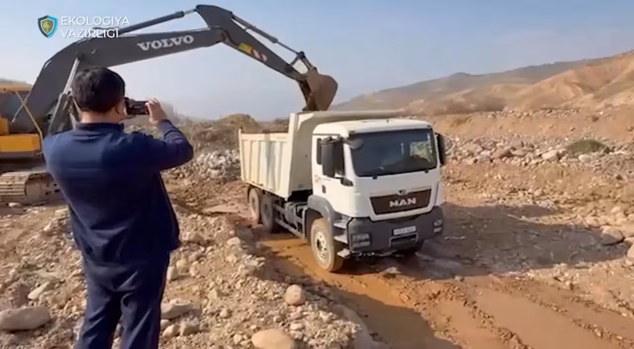 <p><b><strong>Bo‘stonliqda qum-shag‘alni noqonuniy qazish oqibatida tabiatga 4,5 mlrd so‘mlik zarar yetkazildi</strong></b></p>