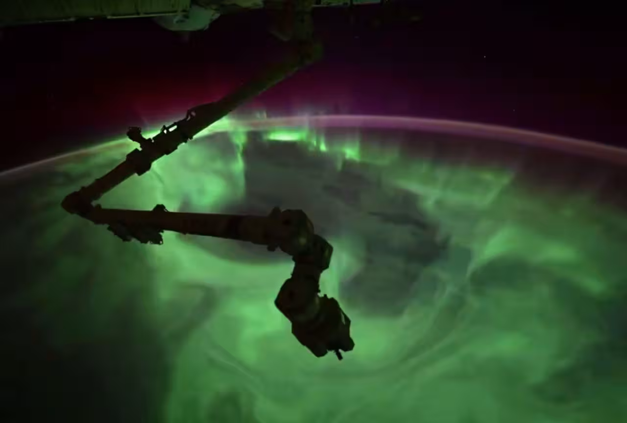 <p><b>Astronavt kosmosdan qutb yog‘dusini videoga oldi</b></p>