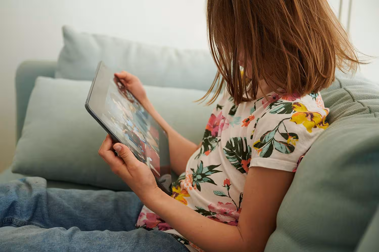 <p><b><strong>Buyuk Britaniyada </strong><strong>qizlaridan iPad&rsquo;ni olib qo&lsquo;ygan </strong><strong>ayol politsiya tomonidan hibsga olindi</strong></b></p>