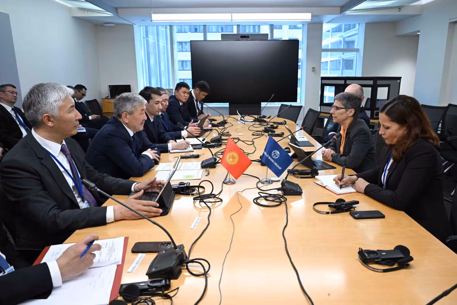 <p>Kyrgyzstan and World Bank discuss key development projects at IMF-World Bank Spring Meetings</p>