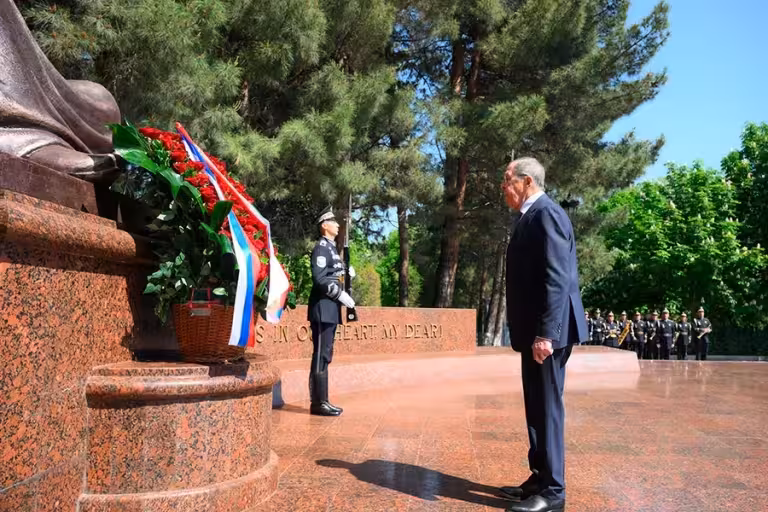 Lavrov draws attention to lack of Russian inscription on “Mourning Mother” statue in Samarkand 
