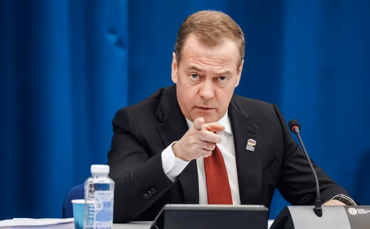 <p><b>Medvedev: “Dunyo uchinchi jahon urushi yoqasida turibdi”</b></p>