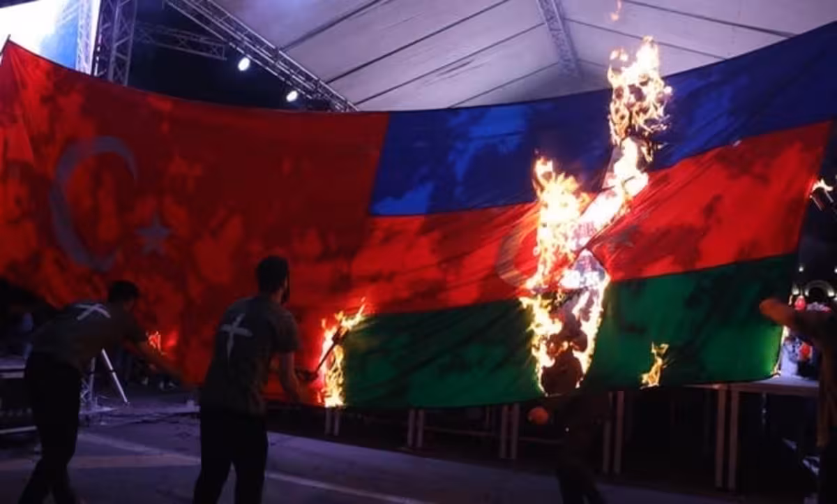 <p><b><strong>Yerevanda Ozarbayjon va Turkiya bayroqlari yoqib yuborildi</strong></b></p>