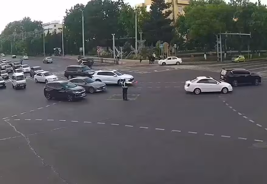 В Ташкенте водитель Tracker сбил инспектора ДПС (видео)