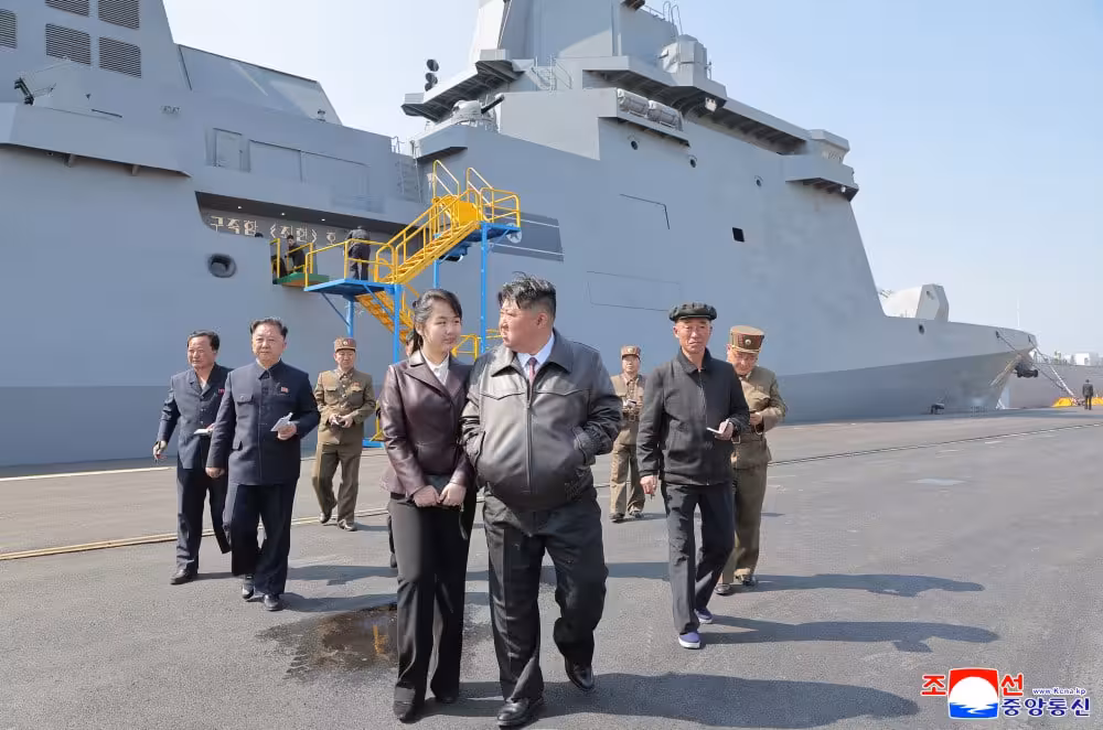 <p><b><strong>Kim Chen In va qizi yangi esminets sinovlarida qatnashdi (foto)</strong></b></p>