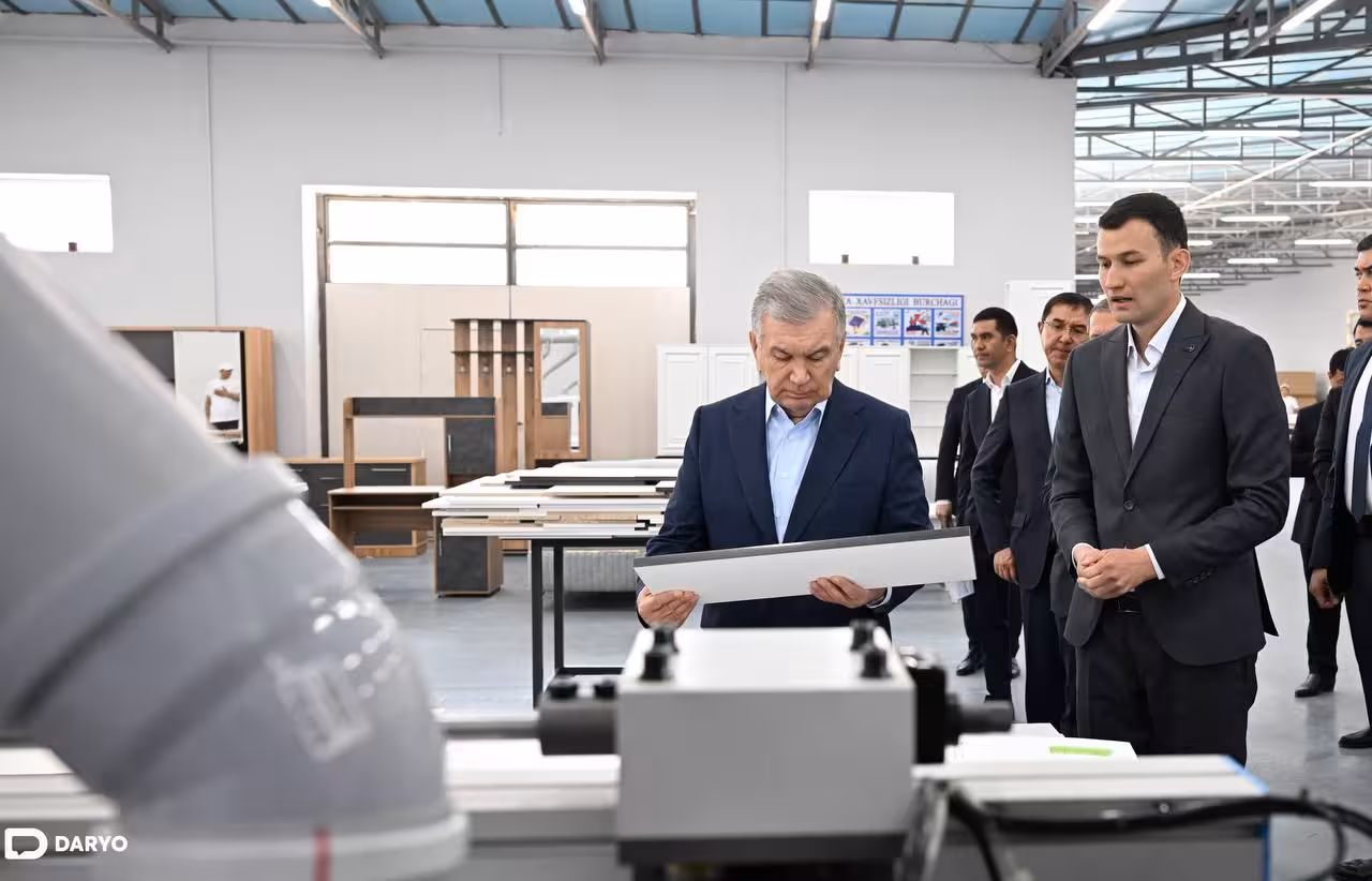 <p><b><strong>Shavkat Mirziyoyev mebelsozlik kichik sanoat zonasini borib ko&lsquo;rdi (foto)</strong></b></p>