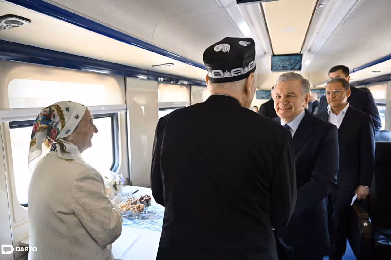 <p><b><strong>Prezident yangi poyezdda jamoatchilik bilan birga Urganchdan Xivaga bordi</strong></b></p>
