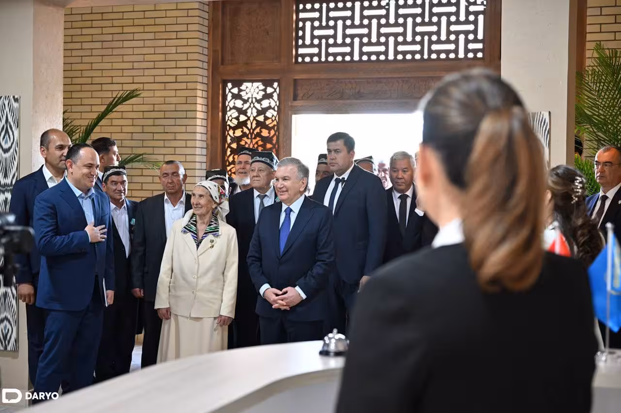 <p><b><strong>Shavkat Mirziyoyev Xivada barpo etilgan yangi&nbsp;</strong>&ldquo;<strong>Arda Xiva</strong>&rdquo;<strong>&nbsp;turizm majmuasi bilan tanishdi (foto)</strong></b></p>