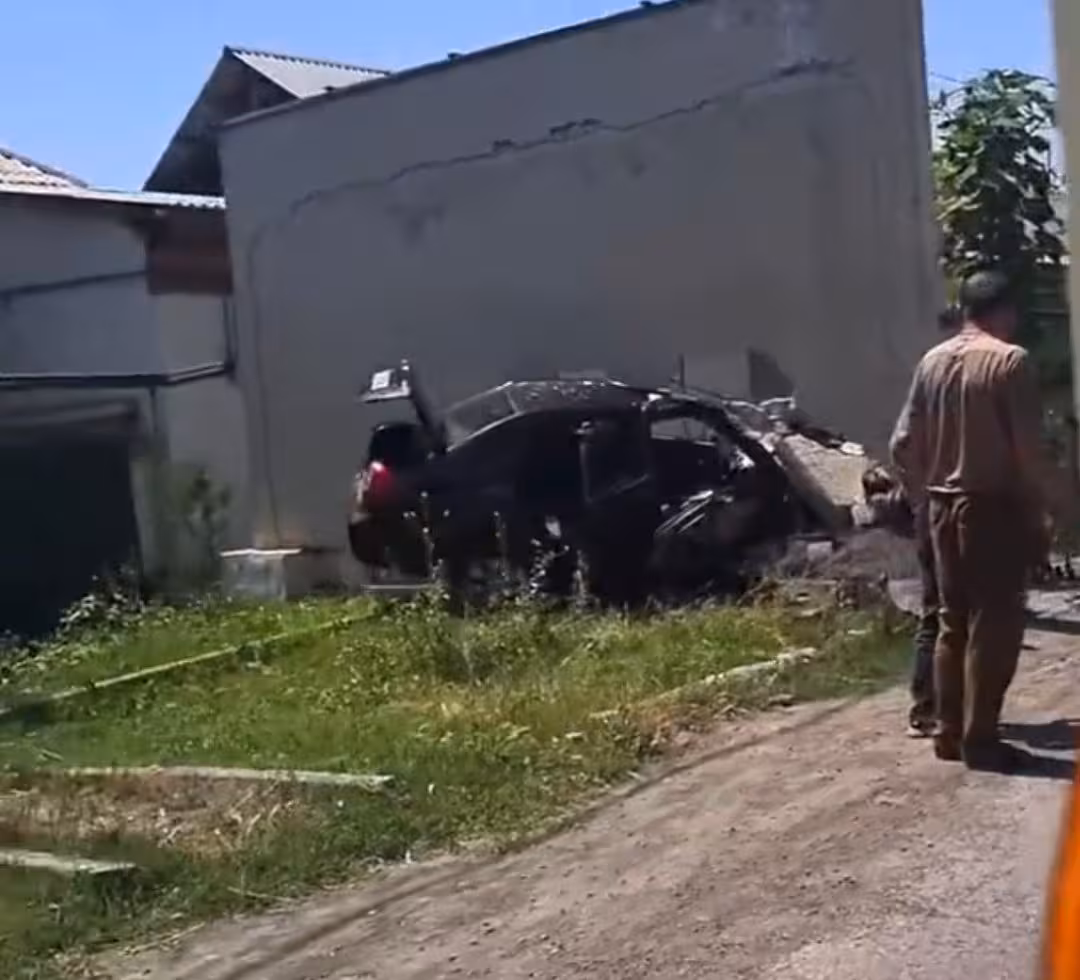 В Андижане Lacetti на большой скорости пробил стену (видео)