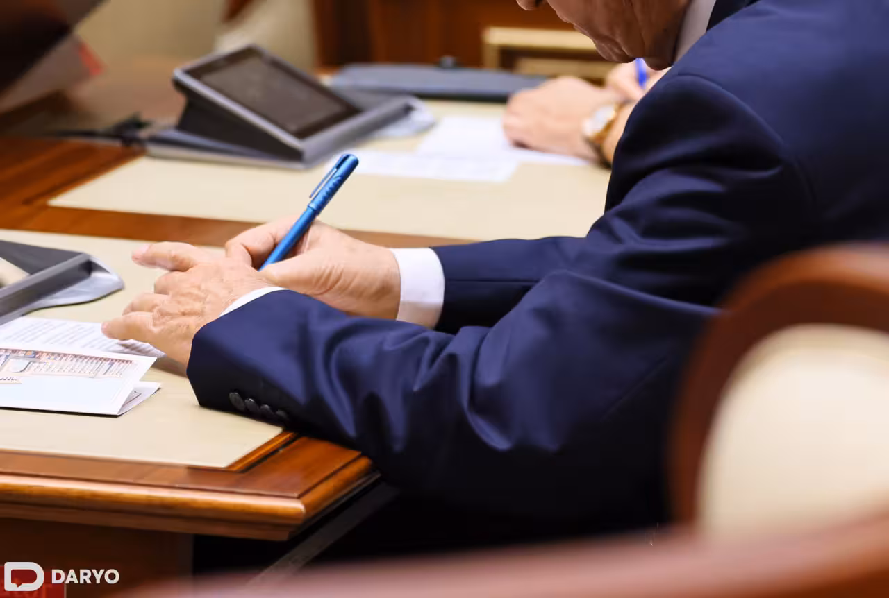 <p><b><strong>Senator oliy ta‘lim, fan va innovatsiyalar vaziriga bir vaqtda ikkita OTMda o‘qish imkoniyati yuzasidan so‘rov yubordi</strong></b></p>