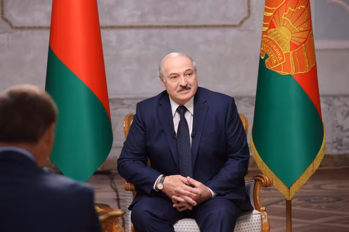 <p><b>Lukashenko prezidentlik kursisida “biroz ushlanib qolgani” sababini aytdi</b></p>