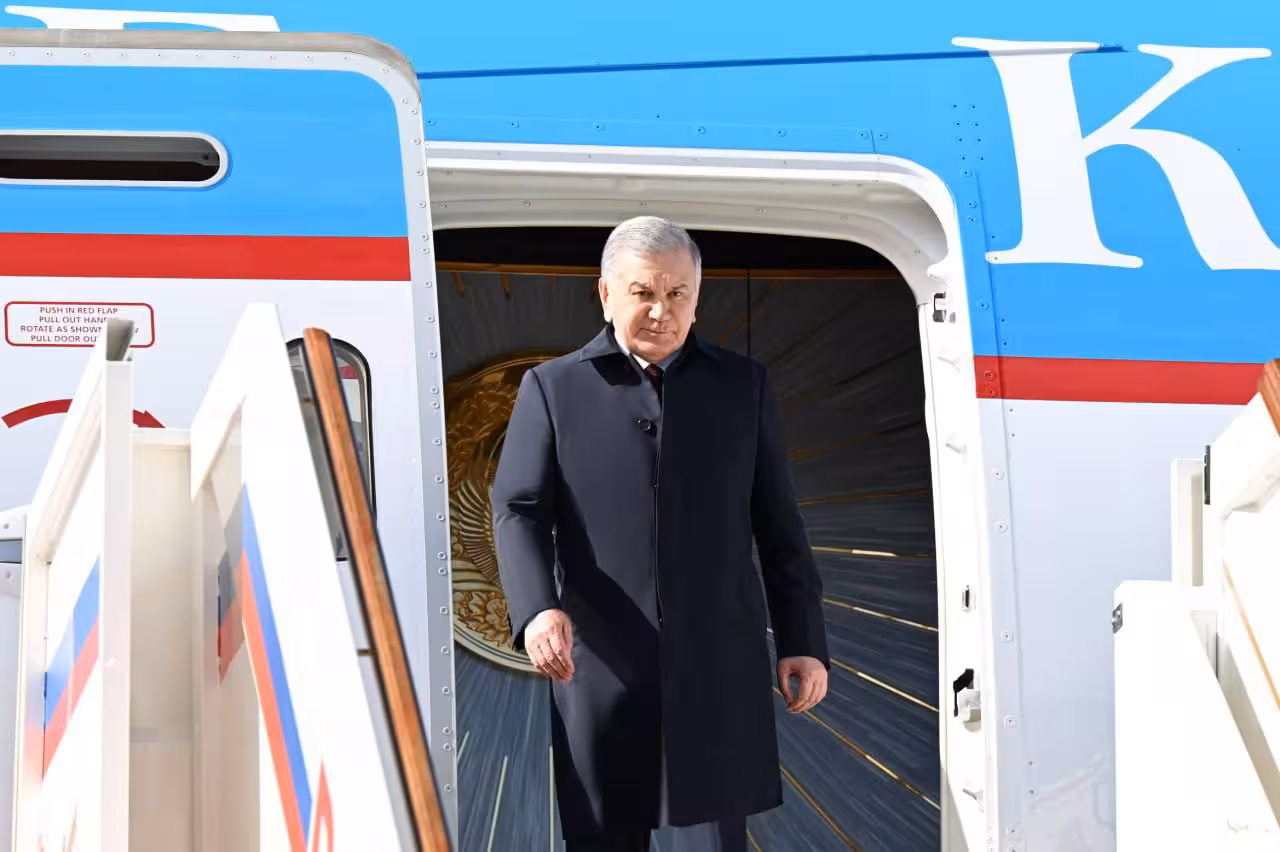 <p><b><strong>Shavkat Mirziyoyev Moskvaga yetib bordi (foto)&nbsp;</strong></b></p>