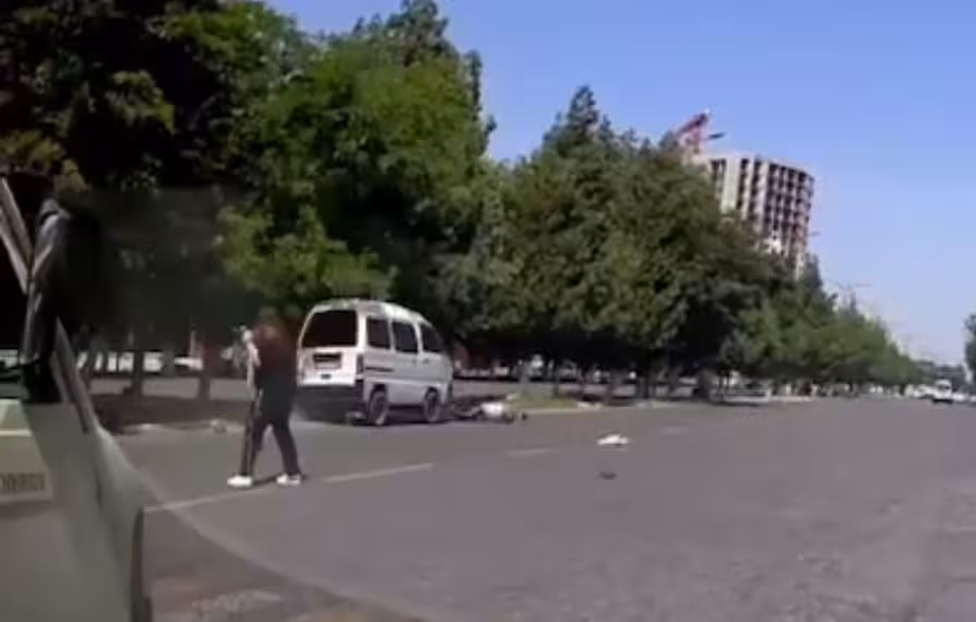 <p><b><strong>Toshkent viloyatida Damas “peshexod”dan o‘tayotgan piyodani bosib ketdi (video)</strong></b></p>