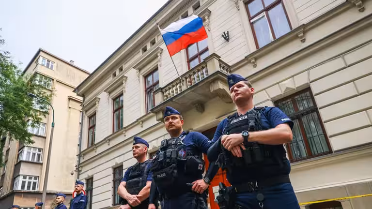 <p><b><strong>Polsha Rossiyaning Krakovdagi bosh konsulxonasini yopib, diplomatlarni chiqarib yuboradi</strong></b></p>