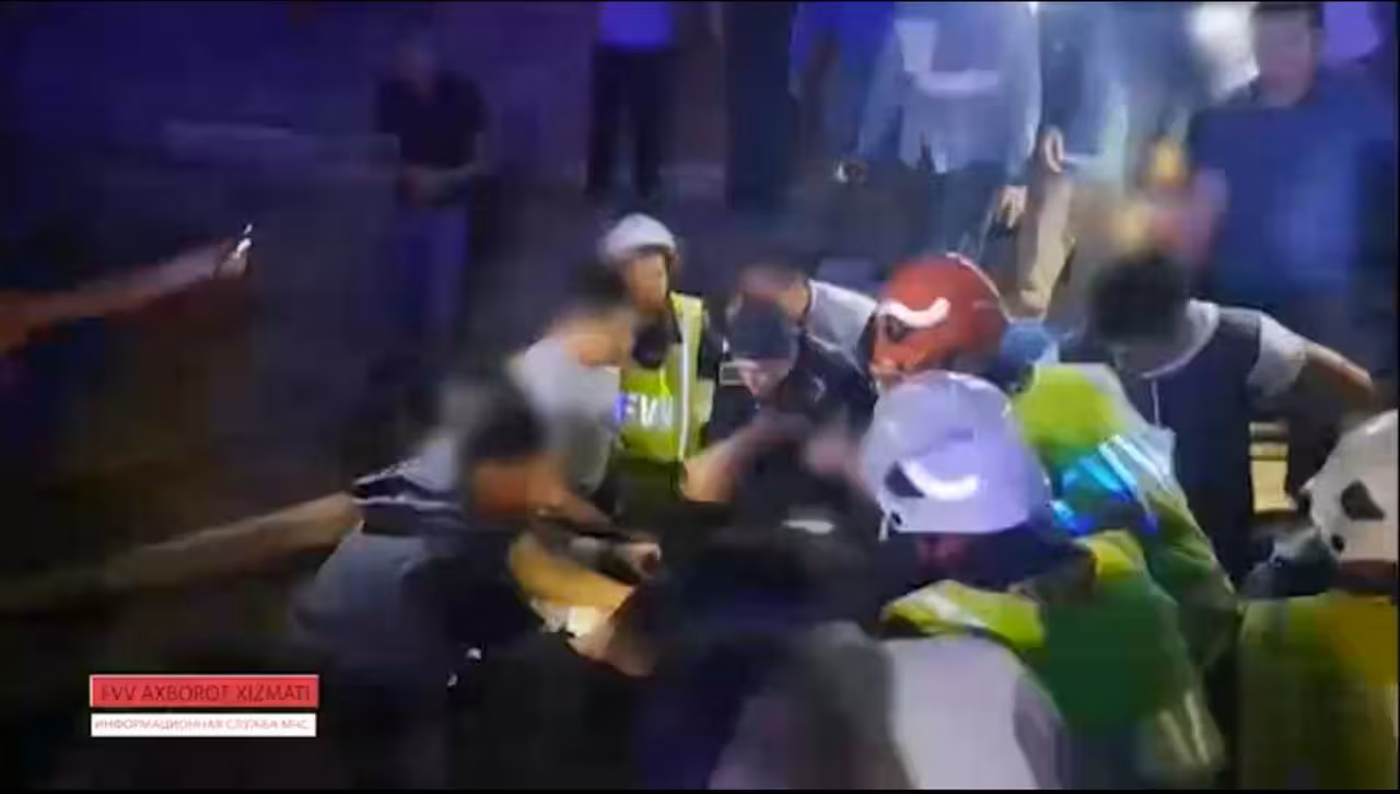 <p><b><strong>Qamchiq dovonida ikki kishi yuk mashinasi xandaqqa tushib ketishi oqibatida kabinaga qisilib qoldi (video)</strong></b></p>