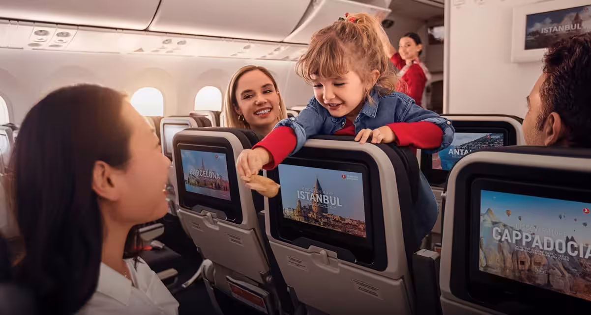 <p><b>Turkish Airlines samolyot to‘liq to‘xtamasdan o‘rnidan turganlarni jarimaga tortadi</b></p>