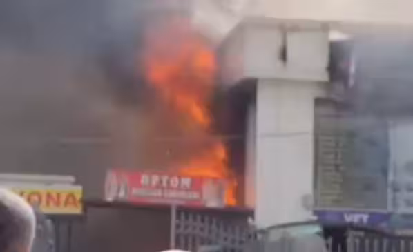<p><b><strong>Jizzaxdagi bozor yaqinida ikki qavatli choyxona yonib ketdi (video) </strong></b></p>