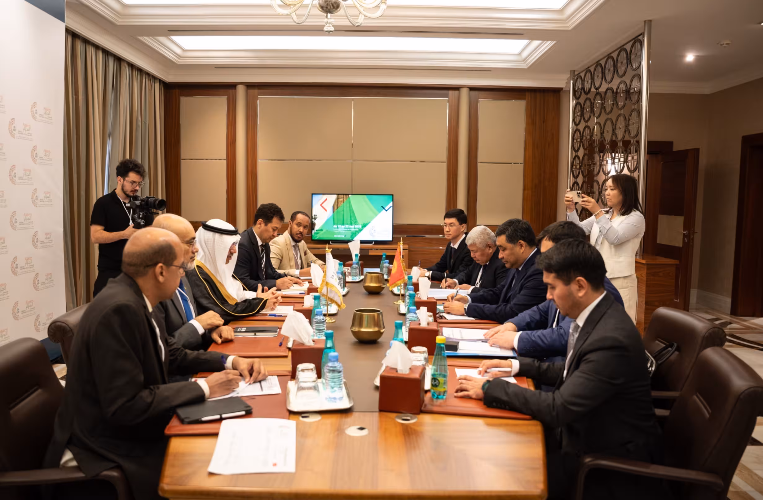 <p>Kyrgyzstan, IsDB boost energy and infrastructure ties at Algeria meeting<b> </b></p>