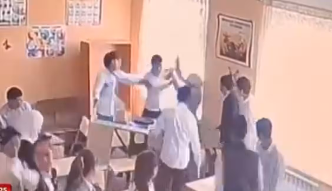 <p><b><strong>Andijonda dars vaqtida o‘quvchi o‘z o‘qituvchisiga musht tushirdi (video) </strong></b></p>