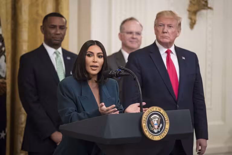 <p><b>Kim Kardashyan 44 yoshida huquqshunos diplomiga ega bo‘ldi</b></p>