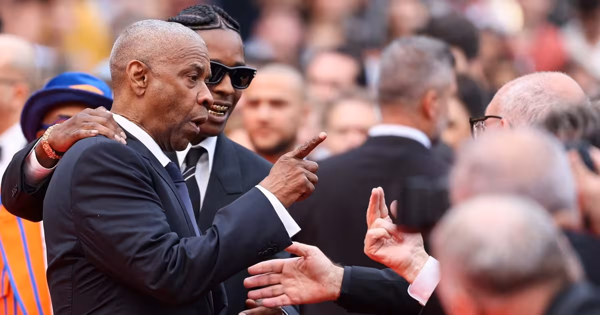 <p><b>Denzel Vashington Kann kinofestivalida fotograf bilan janjallashdi</b></p>