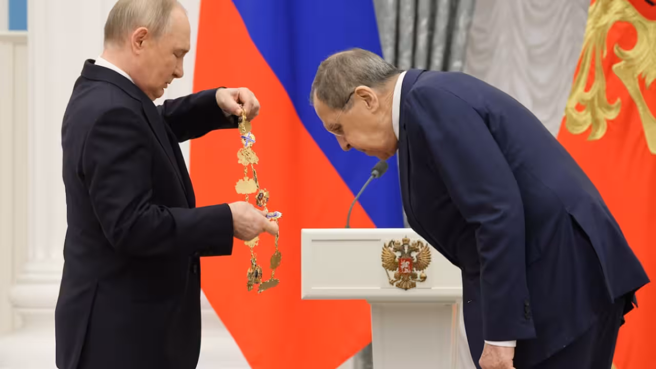<p><b><strong>Putin Lavrovni eng oliy orden bilan taqdirladi</strong></b></p>