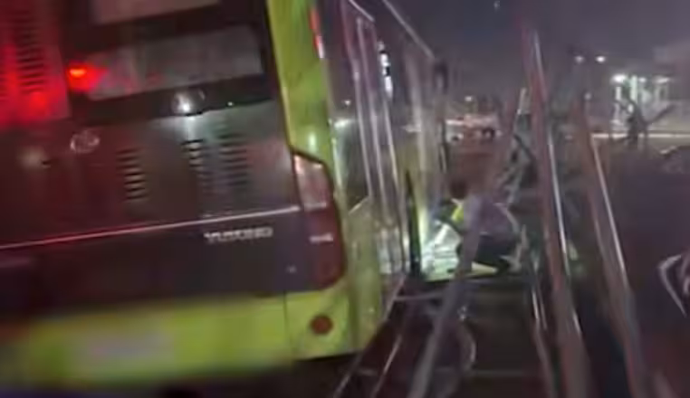 <p><b><strong>Toshkentda avtobus kutayotgan yigitni bekat bosib qoldi (video) </strong></b></p>