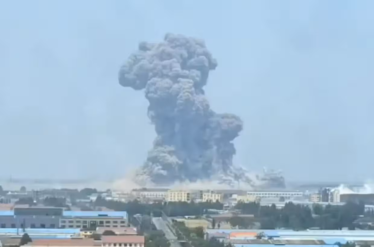 На химическом заводе в Китае произошел мощный взрыв (видео)