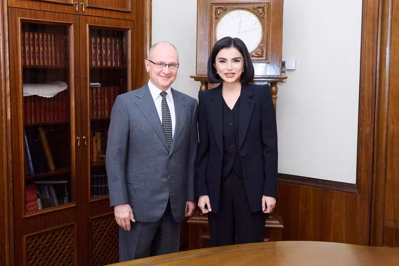<p><b><strong>Saida Mirziyoyeva Rossiya prezidenti administratsiyasi rahbarining birinchi o‘rinbosari bilan uchrashdi. Nimalar muhokama qilindi? </strong></b></p>