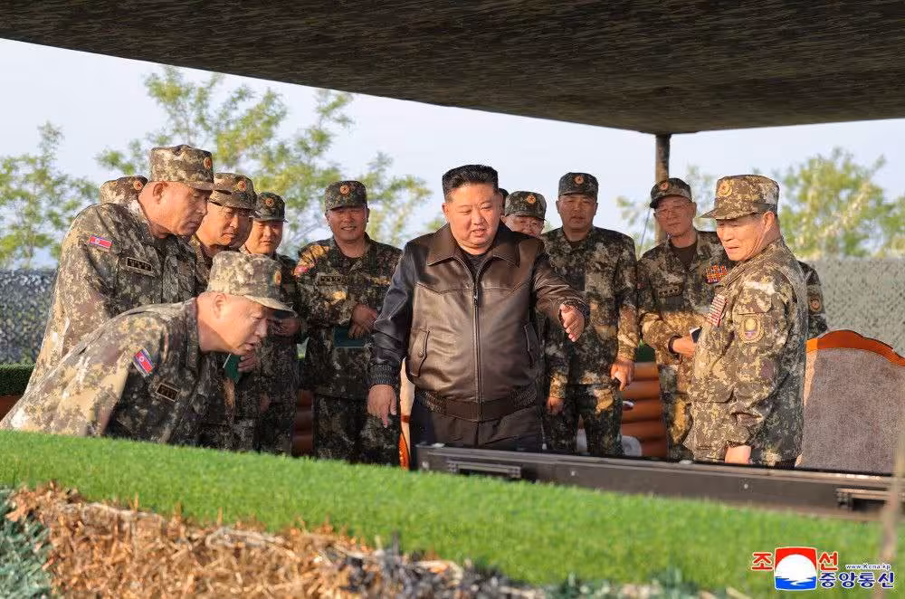 <p><b><strong>Kim Chen In artilleriya mashqlarida qatnashdi (foto)</strong></b></p>