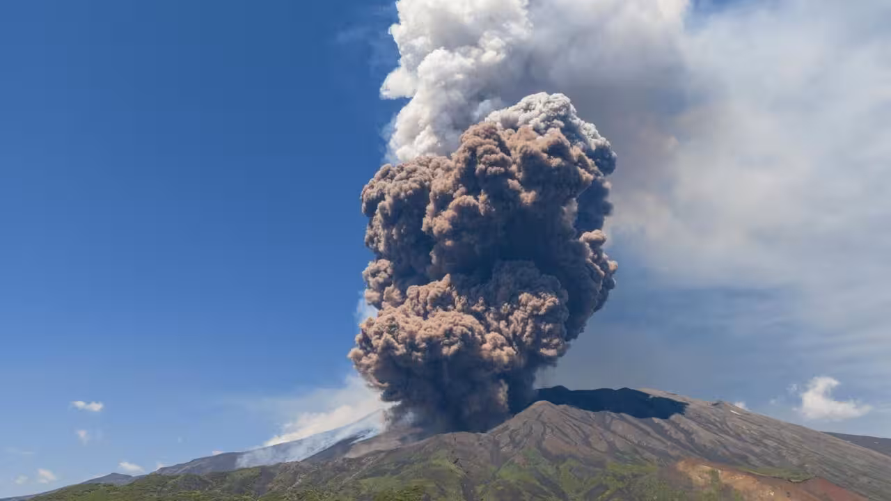<p><b><strong>Italiyada Etna vulqoni otildi (video)</strong></b></p>
