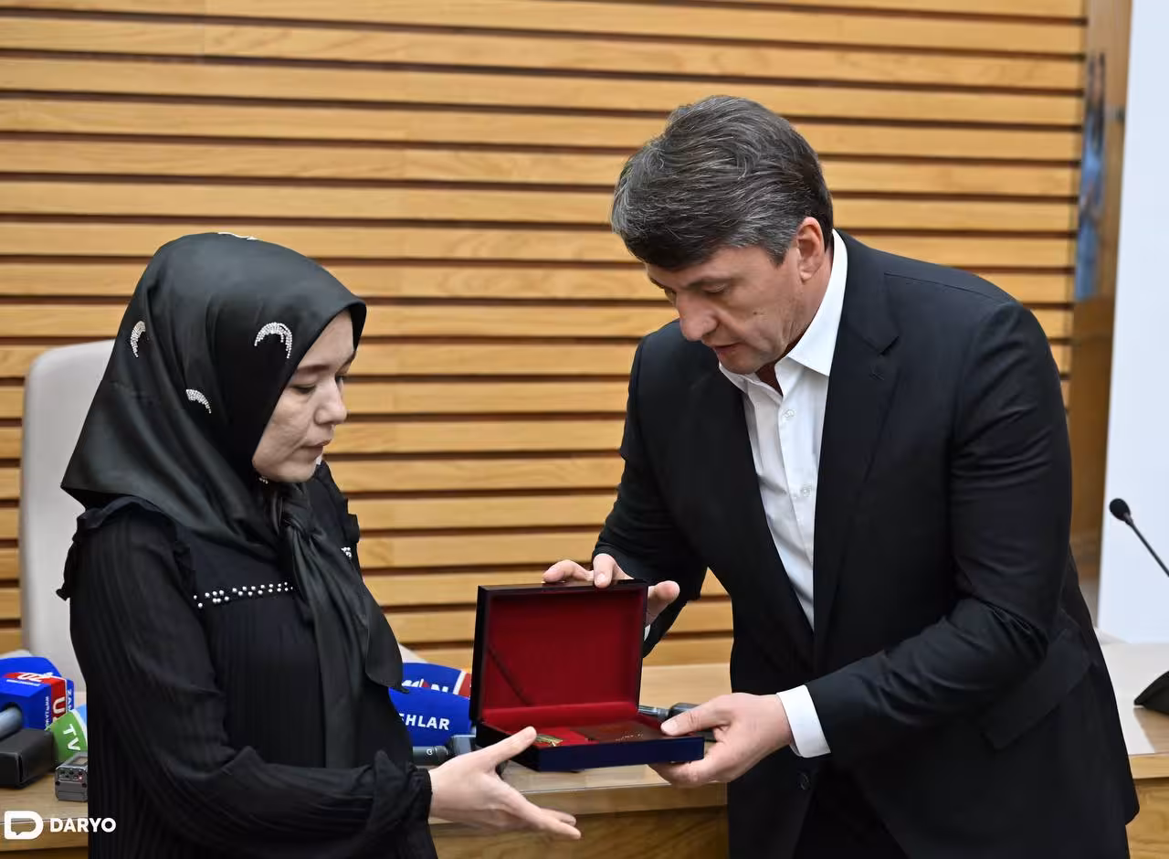 <p><b><strong>Bo‘rijarda cho‘kayotgan qizchalarni qutqarib, halok bo‘lgan Abdumannop Samiqovning oila aʼzolariga “Jasorat” medali topshirildi</strong></b></p>