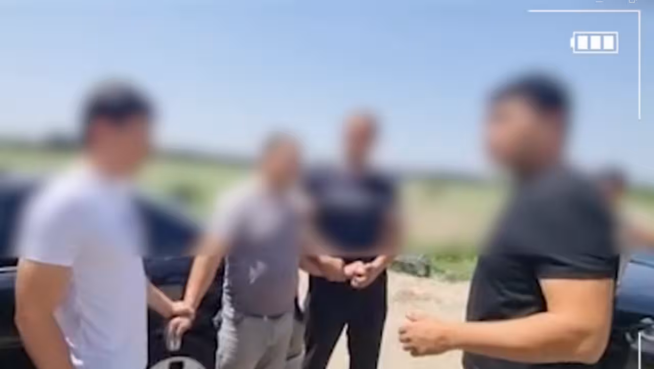 <p><b><strong>Andijonda ayolni sharmanda qilmaslik uchun 7 ming dollar talab qilgan erkak ushlandi (video)</strong></b></p>