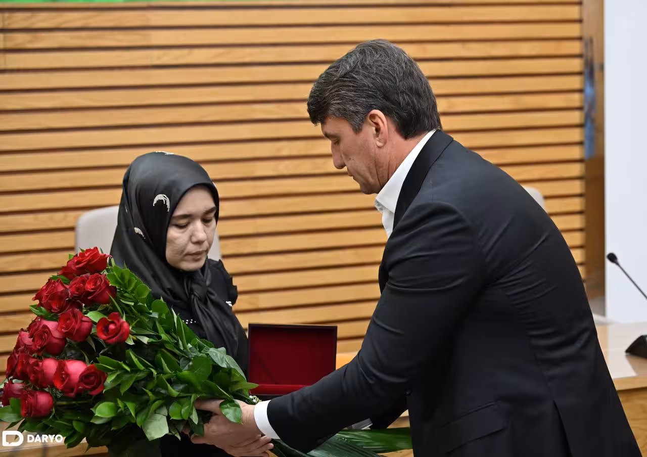 <p><b>Bo‘rijarda cho‘kayotgan qizchalarni qutqarib, halok bo‘lgan Abdumannop Samiqovning rafiqasiga moddiy yordam berildi</b></p>