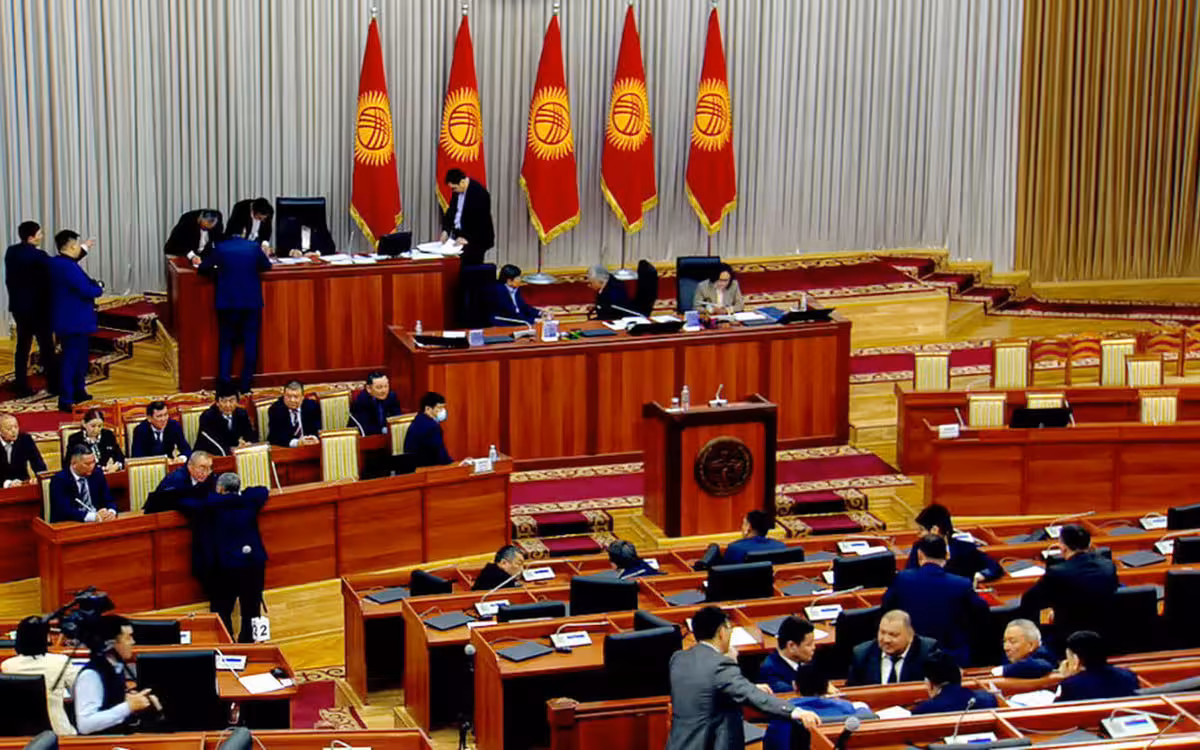 <p><b>Qirg‘izistonda deputatlarga chet el safariga chiqish taqiqlandi </b></p>