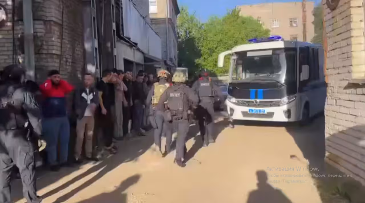 <p><b><strong>Moskvada reyd: hujjatlarida muammo aniqlangan migrantlar ichki ishlarga olib ketildi (video)</strong></b></p>