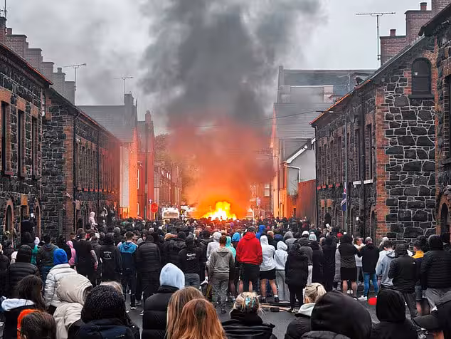<p><b><strong>Shimoliy Irlandiyada yuz bergan tartibsizliklarda 15 nafar politsiyachi yaralandi </strong></b></p>