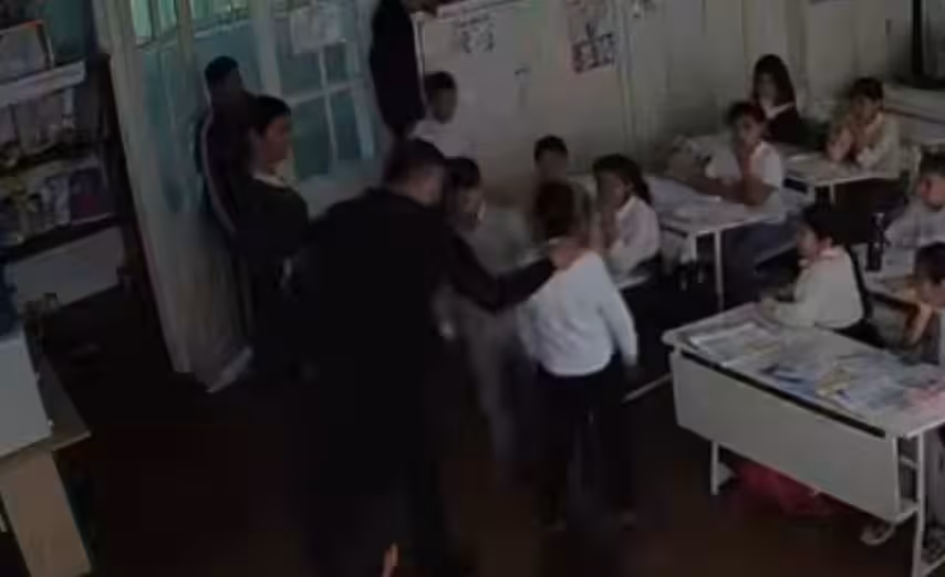 <p><b><strong>Buxoroda ota maktabga kelib, o‘g‘lining sinfdoshlarini ayovsiz kaltakladi (video) </strong></b></p>