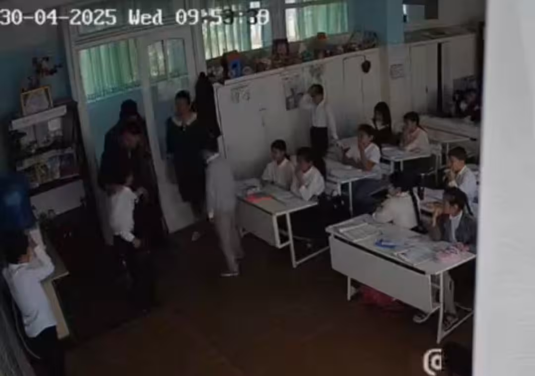 В Бухаре отец школьника избил его одноклассников на глазах у учителя (видео)