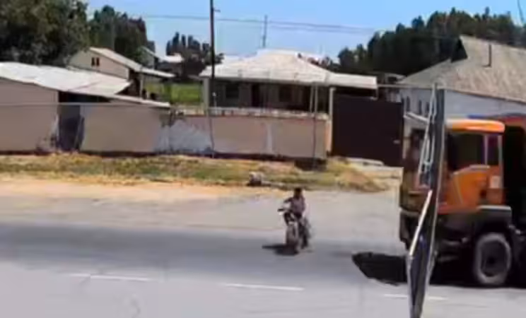 <p><b><strong>Yangiyo&lsquo;lda yuk mashina haydovchisi velosipeddagi 9 yoshli bolani bosib ketdi (video)&nbsp;</strong></b></p>