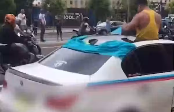 <p><b><strong>Samarqandda “tomosha ko‘rsatgan” qozog‘istonliklarga chora ko‘rildi (video)</strong></b></p>